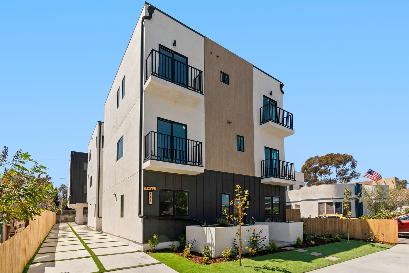 Los Angeles Townhome: 2637 S Garth Ave
