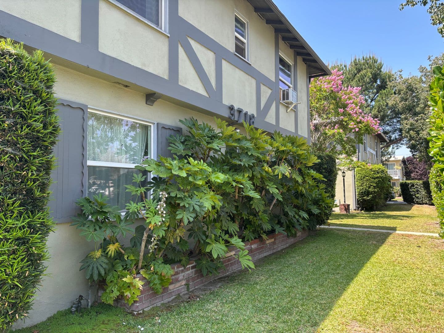 Burbank Apartment: 3718 W Chandler Blvd