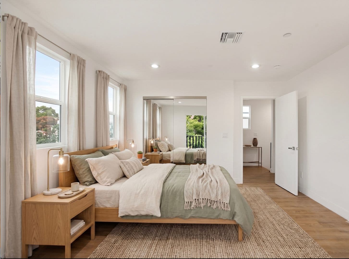 Los Angeles Apartment: 443 N Heliotrope Dr