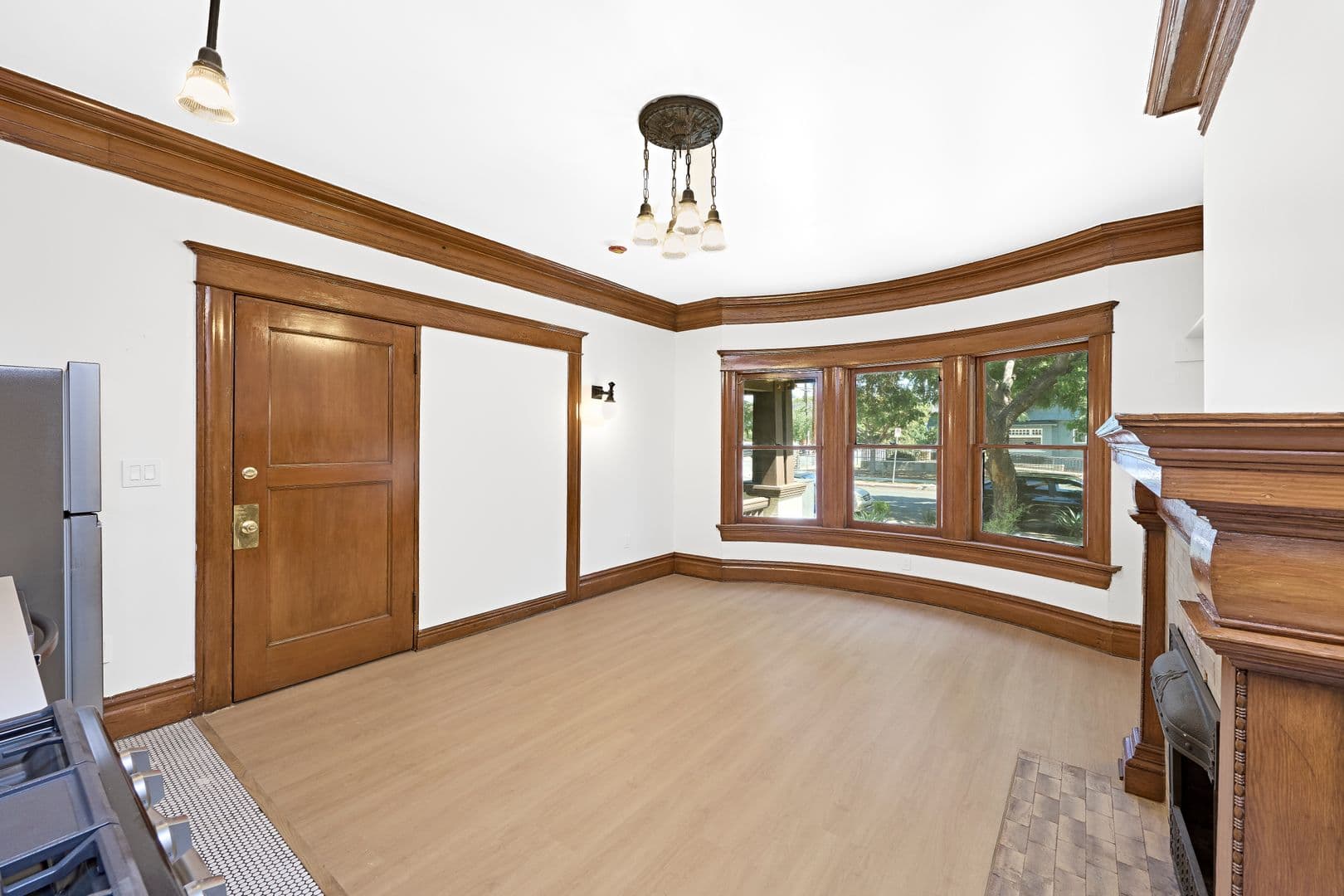 Los Angeles Apartment: 2703 Raymond Ave