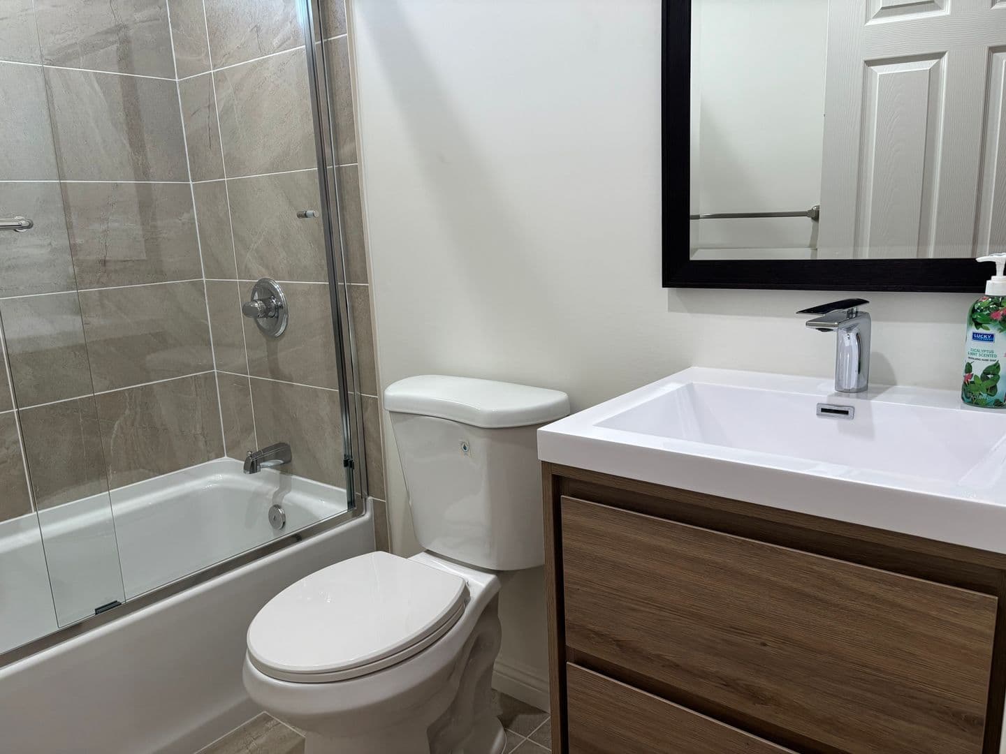 Sun Valley House: 11248 Lull Street