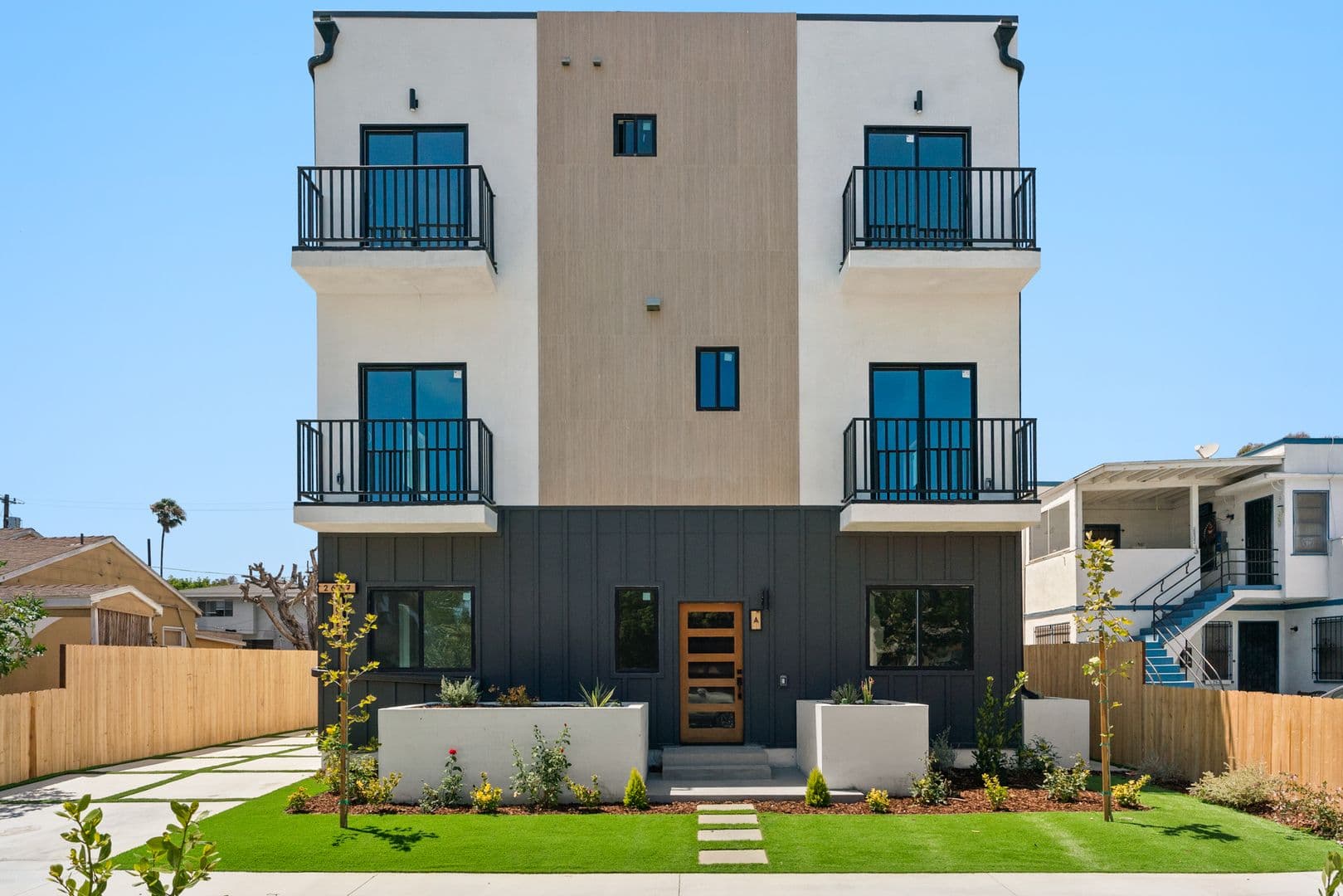 Los Angeles Townhome: 2637 S Garth Ave