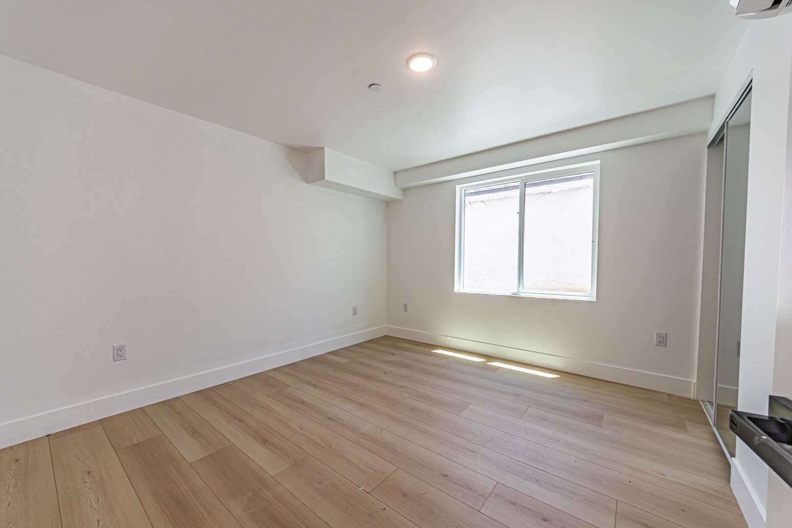Los Angeles Apartment: 1557 S Ogden Dr