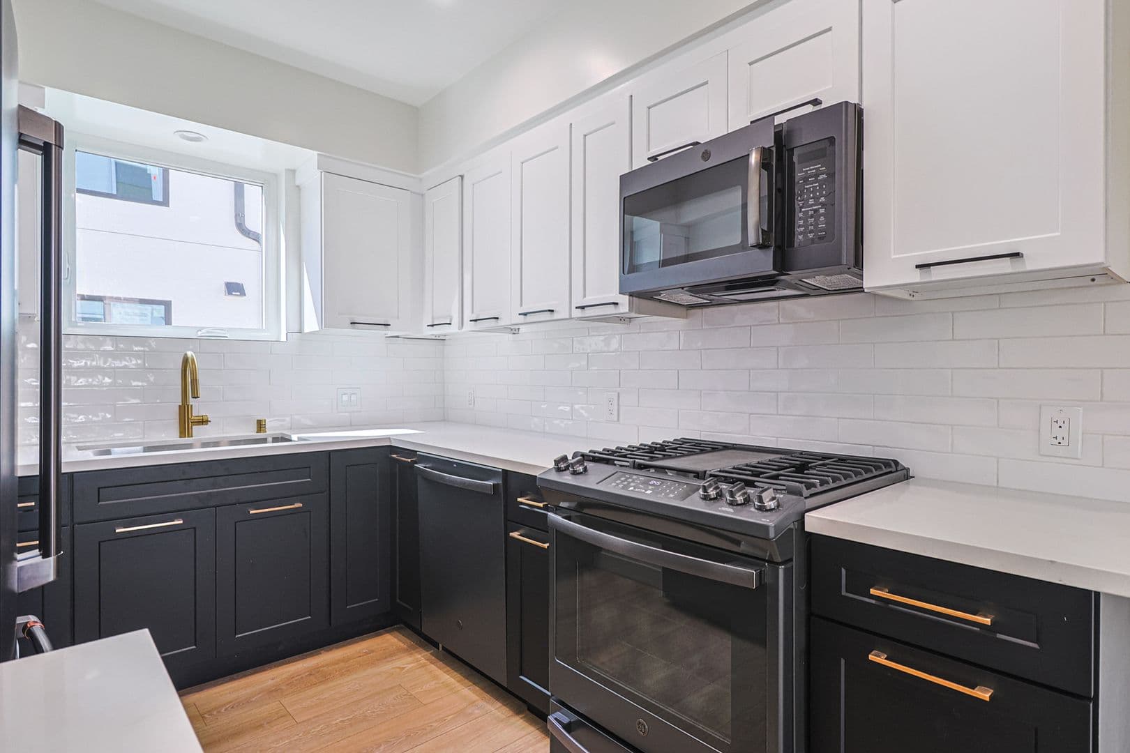 Los Angeles Apartment: 1227 N June St