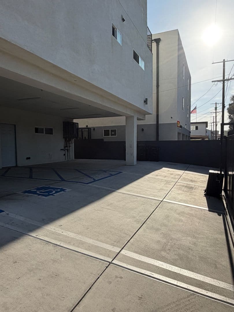 Los Angeles Apartment: 1876 W 20th St