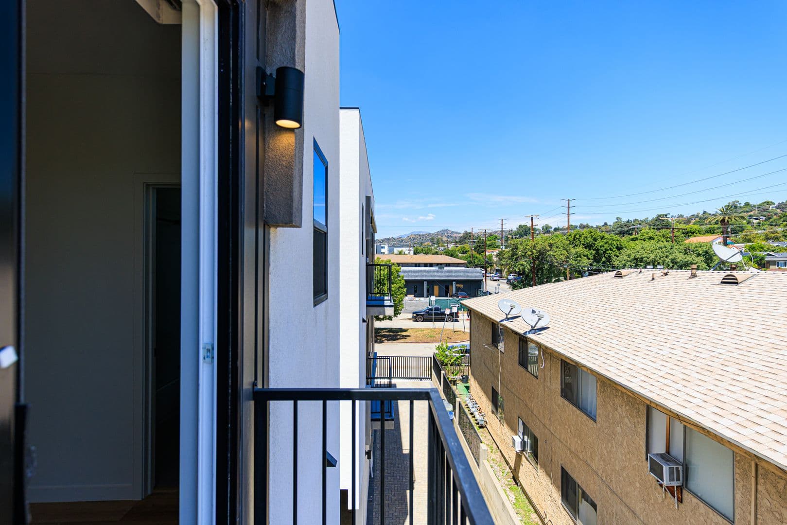 Los Angeles Apartment: 6092 La Prada St