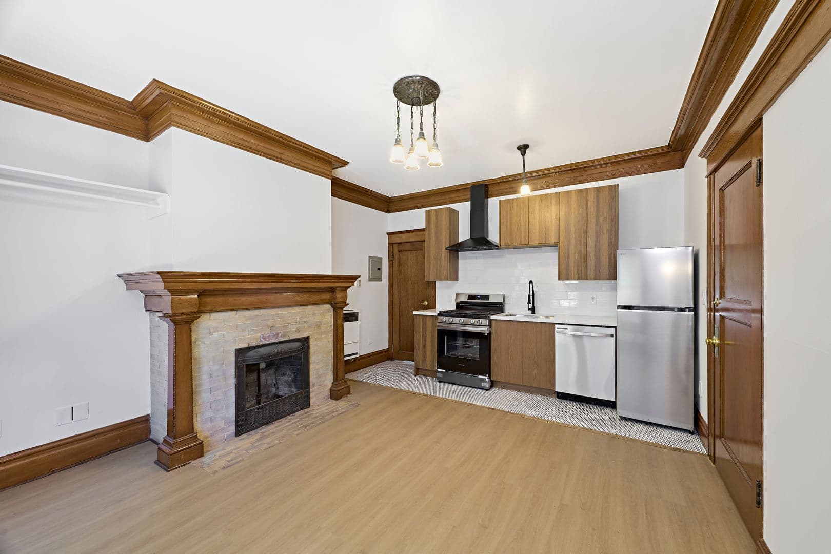 Los Angeles Apartment: 2703 Raymond Ave
