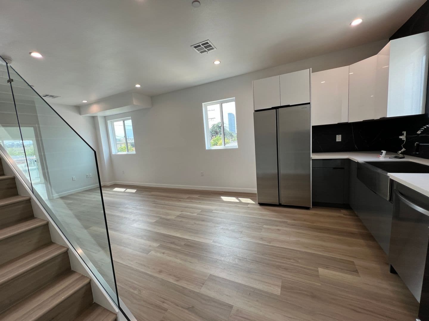 Los Angeles Apartment: 5526 Blackwelder St