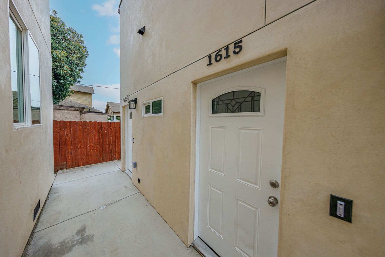 Los Angeles Apartment: 1617 W 55th St