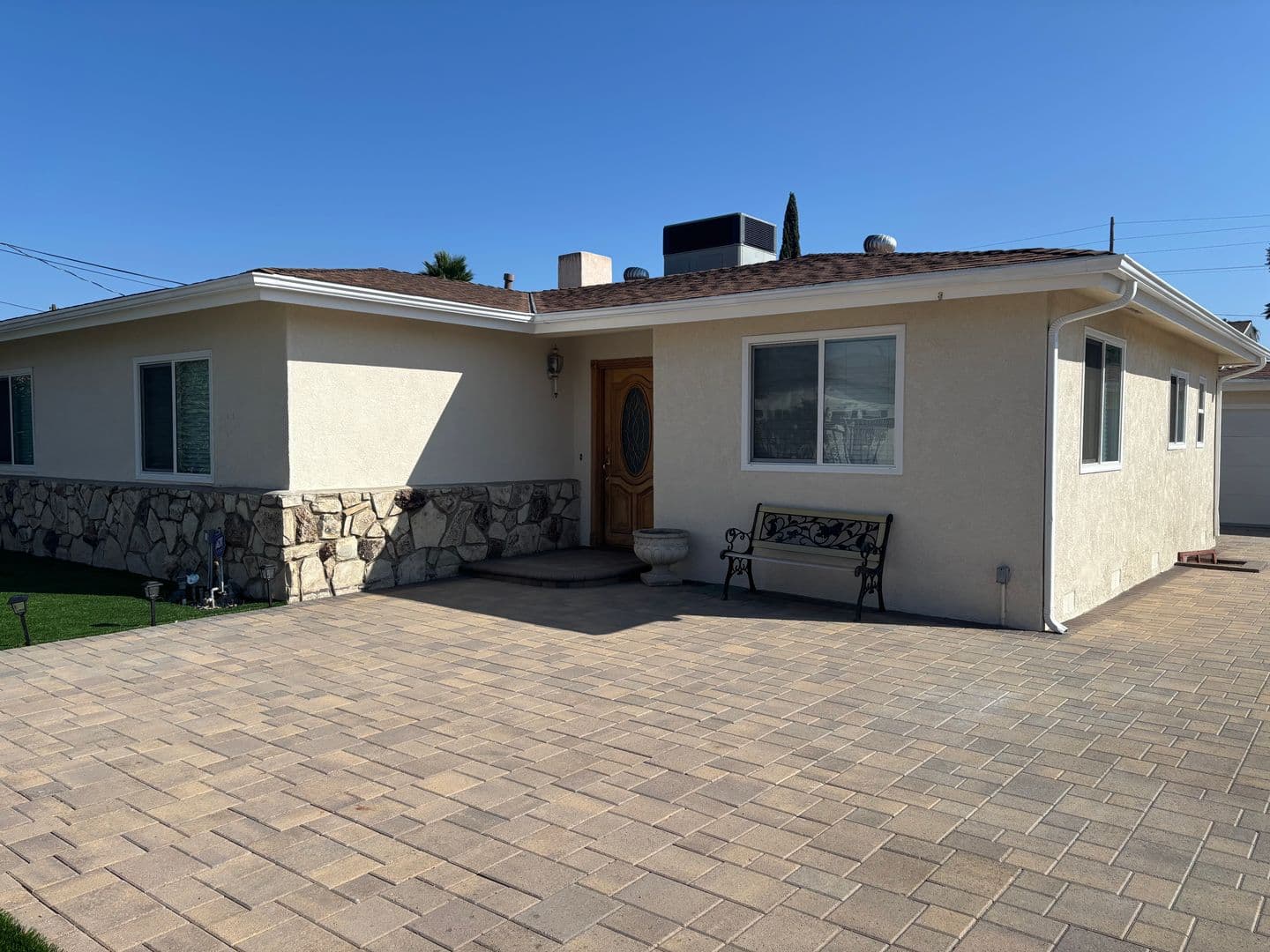 Sun Valley House: 11248 Lull Street