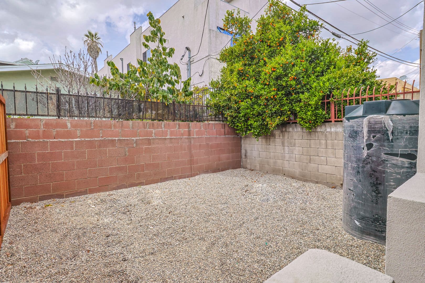 Los Angeles Apartment: 161 S Hoover St