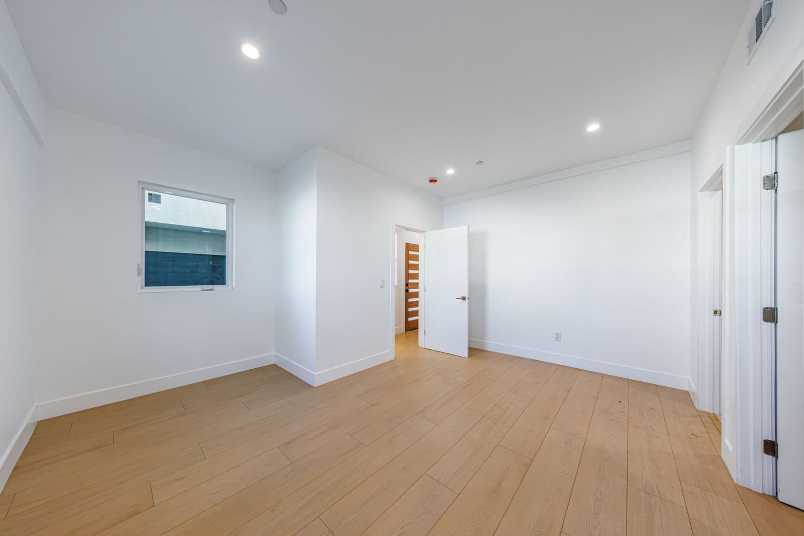 Sherman Oaks Apartment: 5931 Woodman Ave