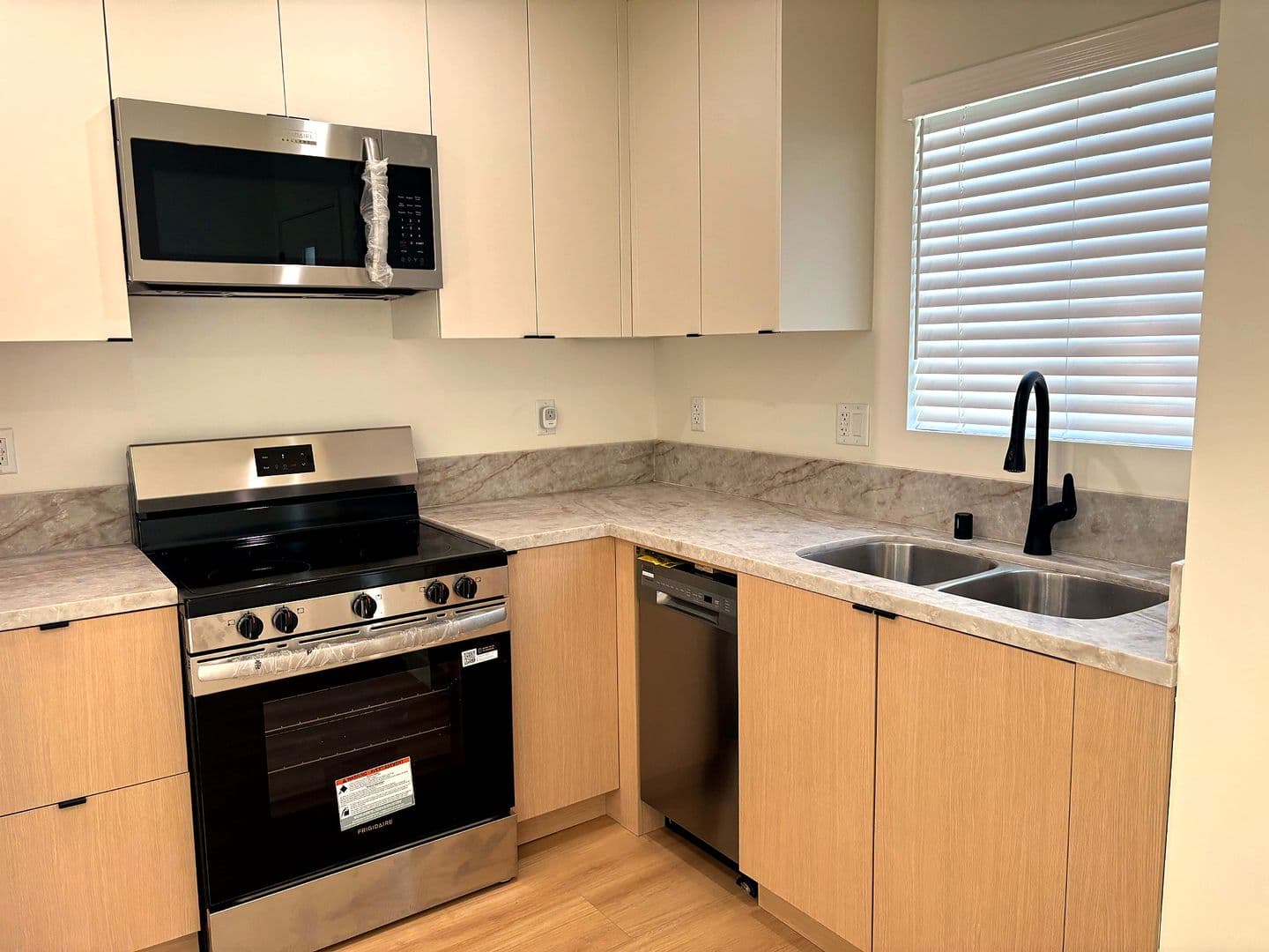 Sun Valley House: 11246 Lull Street