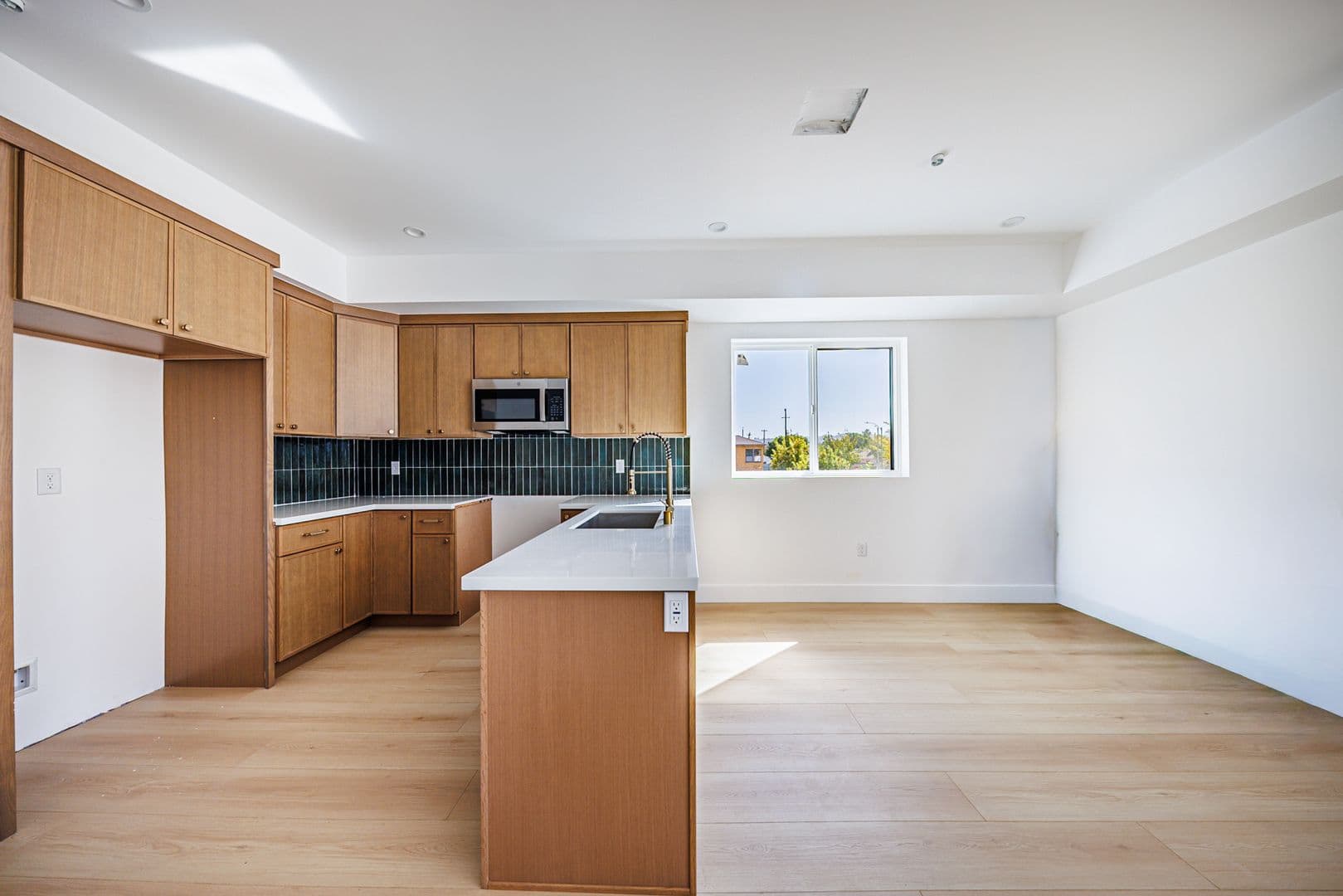 Los Angeles Apartment: 3442 West Blvd