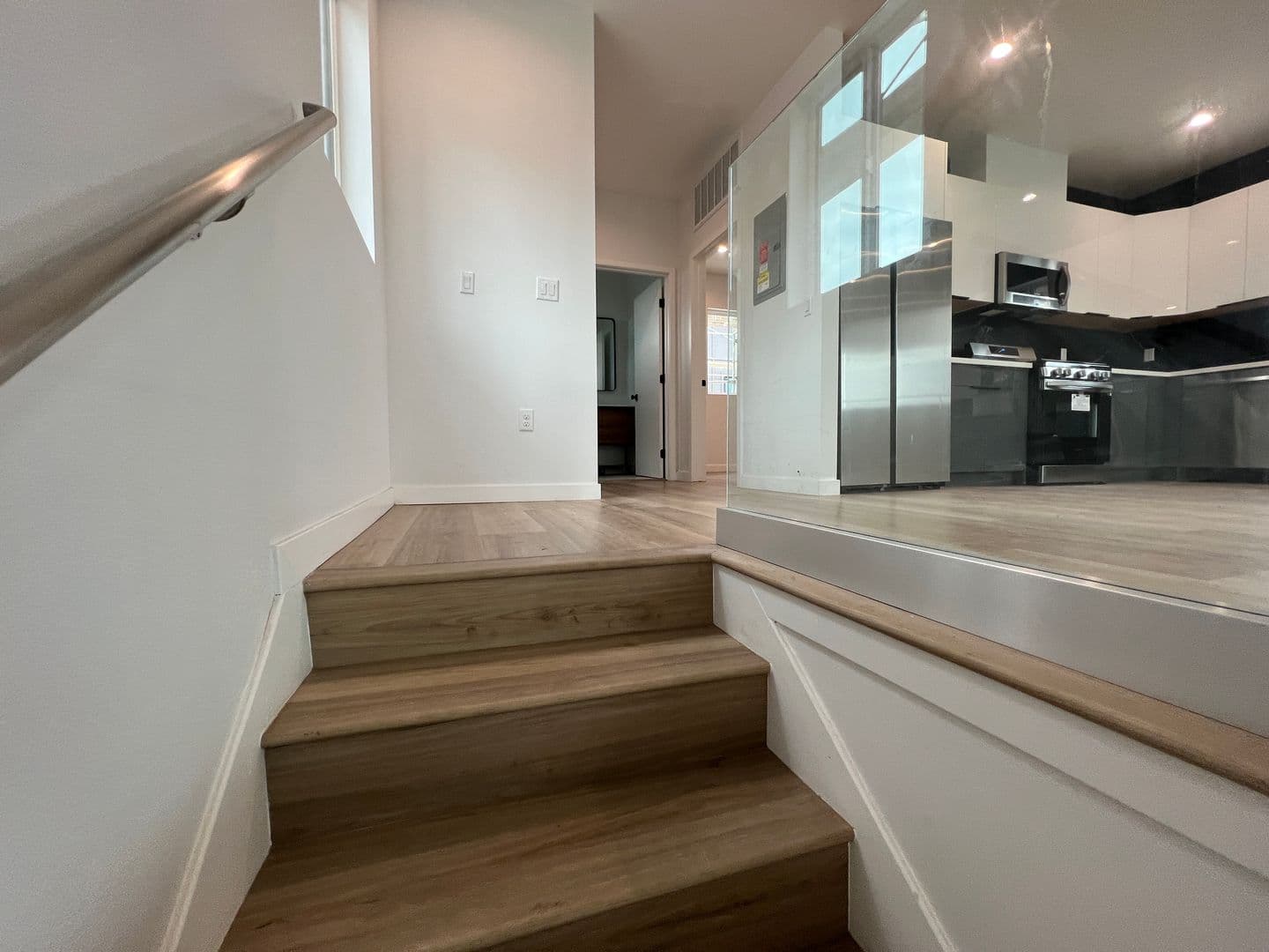 Los Angeles Apartment: 5526 Blackwelder St