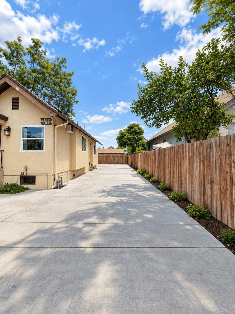 Los Angeles House: 783 E 47th St