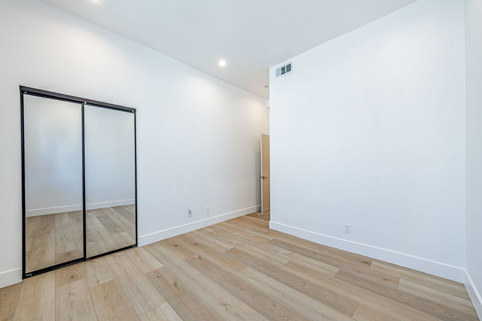 Los Angeles Apartment: 240 N Dillon St