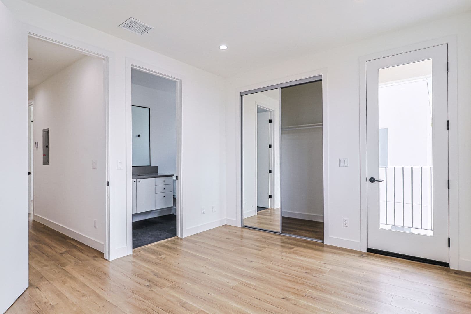 Los Angeles Apartment: 161 S Hoover St