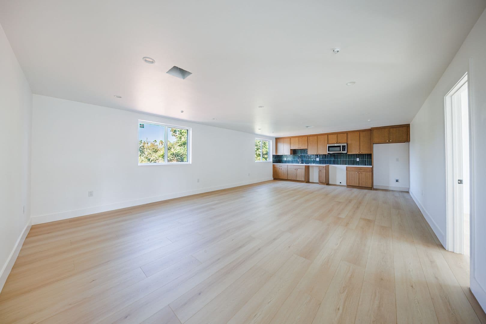Los Angeles Apartment: 3442 West Blvd