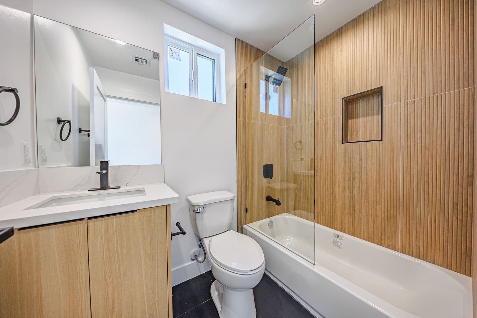 Los Angeles Apartment: 1259 S. Longwood Ave