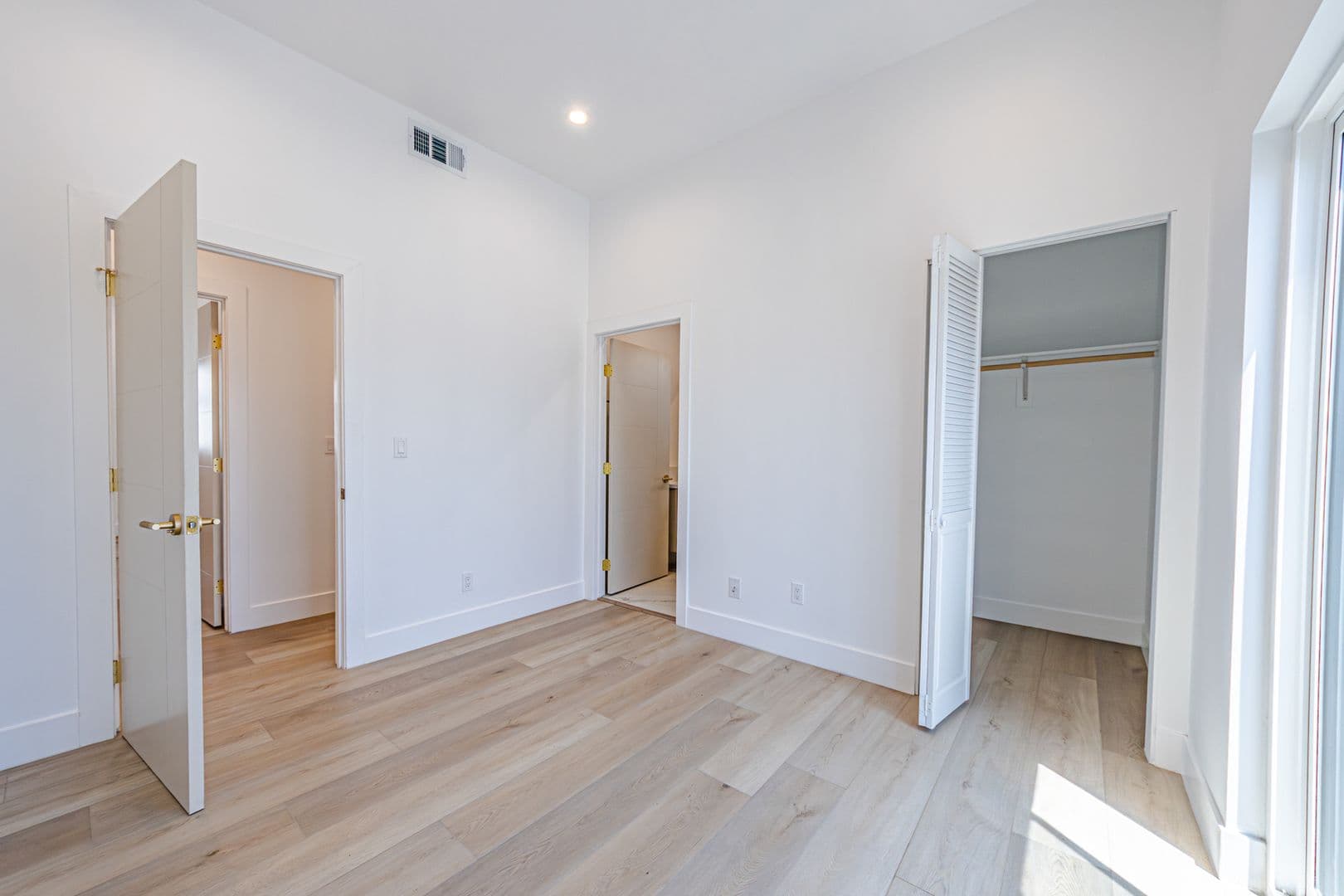 Los Angeles Apartment: 240 N Dillon St