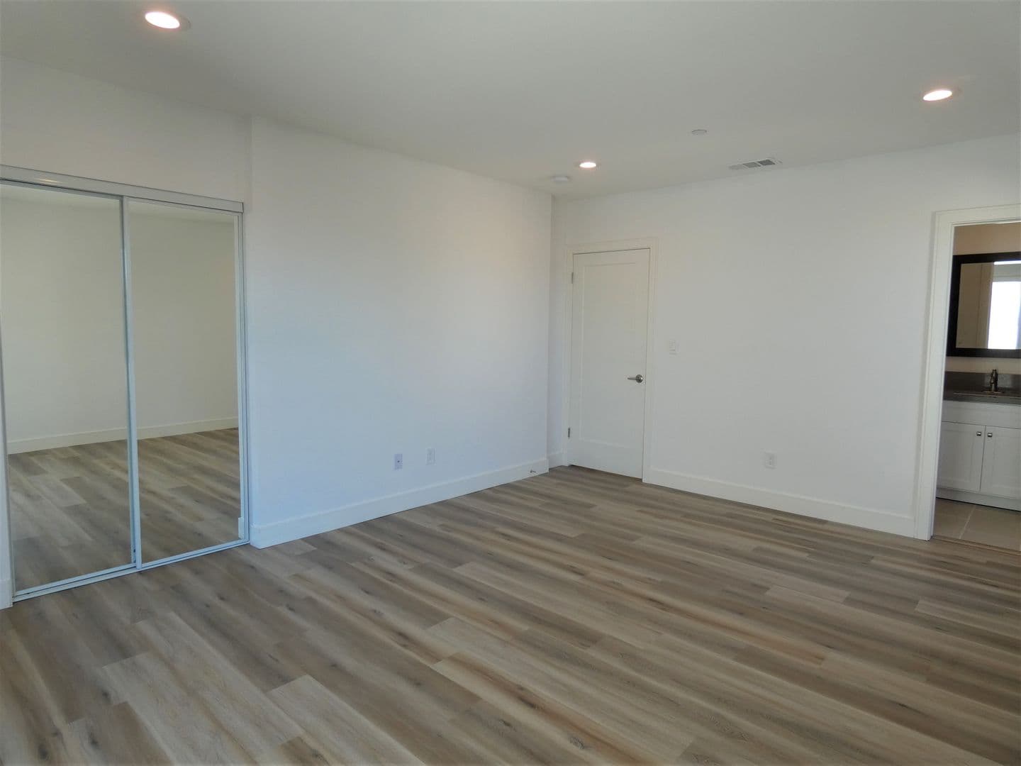 Los Angeles Apartment: 2042 S Burnside Ave