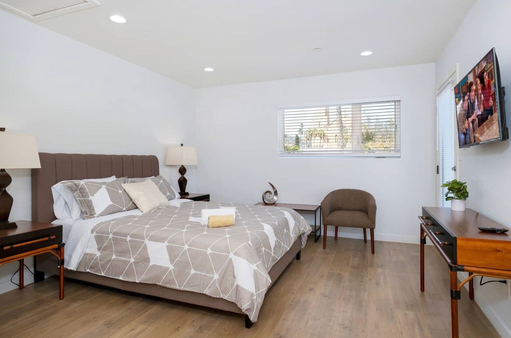 Hollywood Apartment: 6650 Leland Way