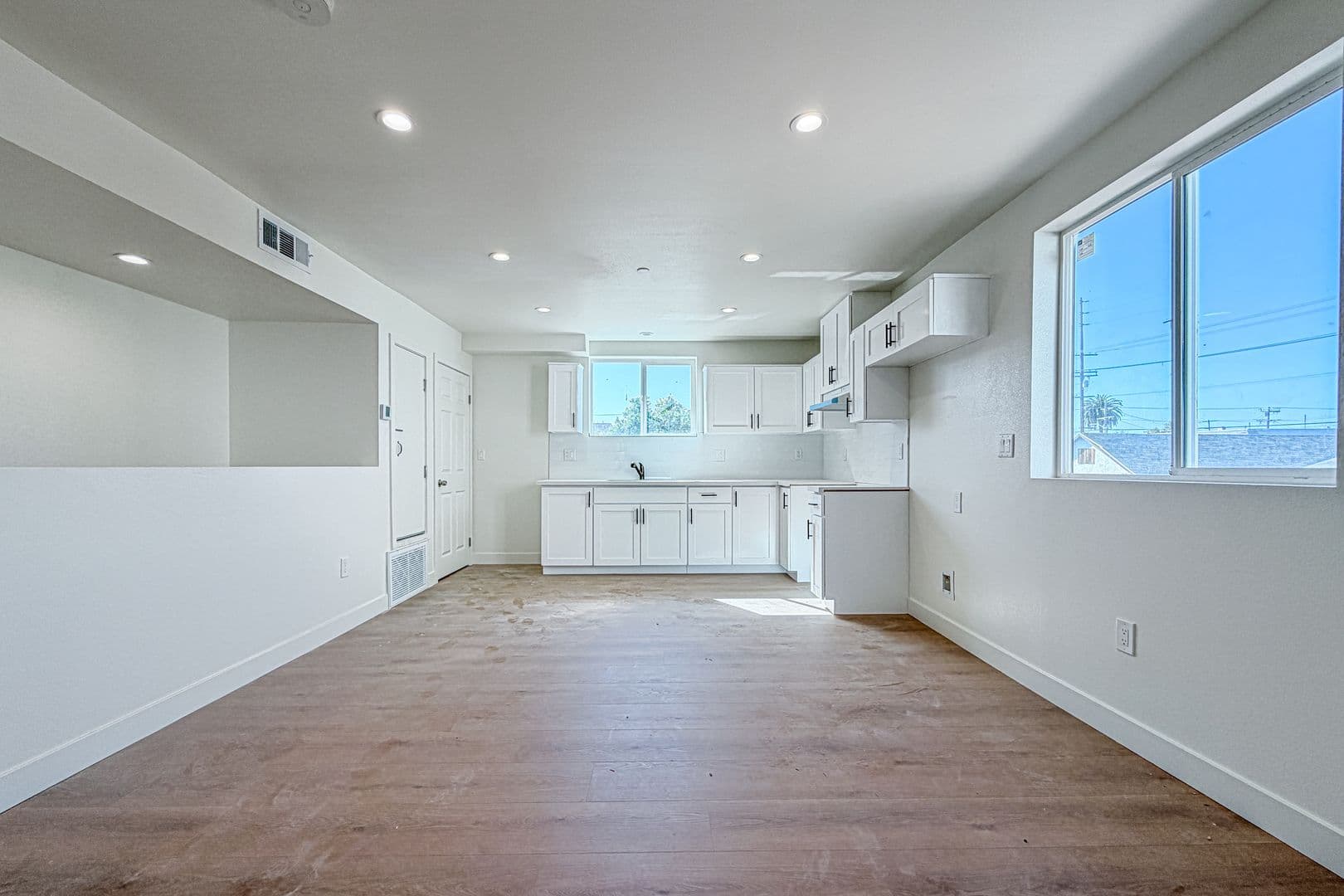 Los Angeles Apartment: 423 E 31st St