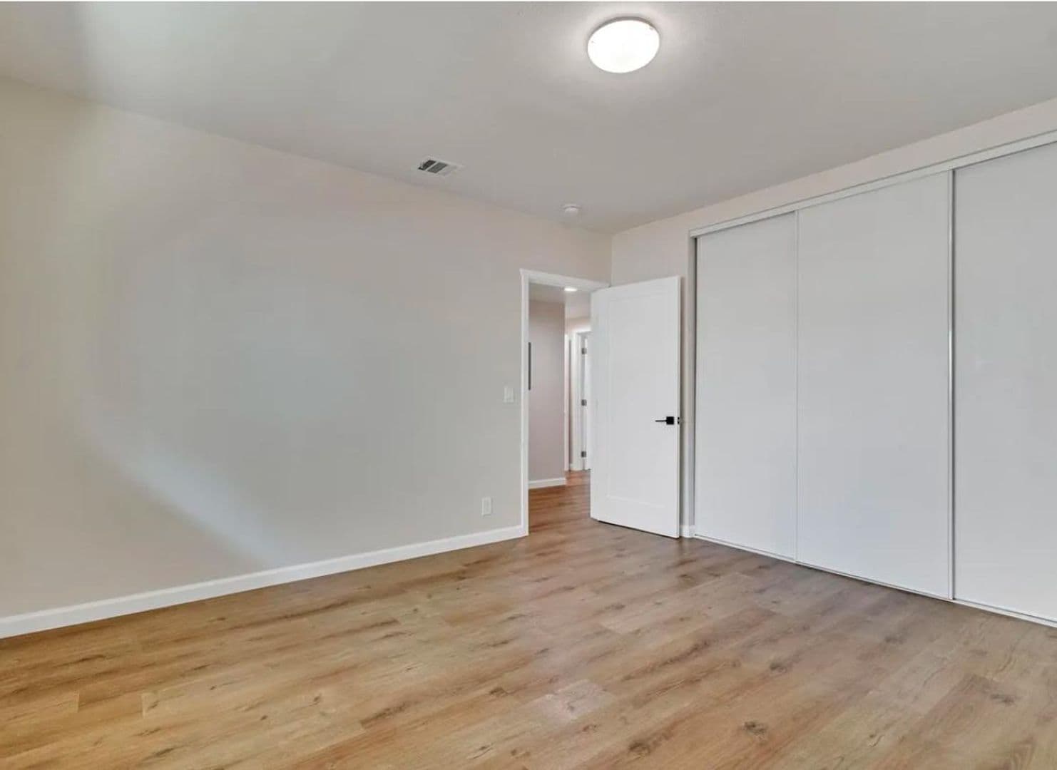 North Hollywood Apartment: 11720 Hamlin Street