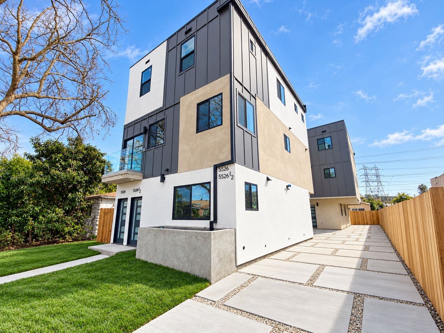 Los Angeles Apartment: 5526 Blackwelder St