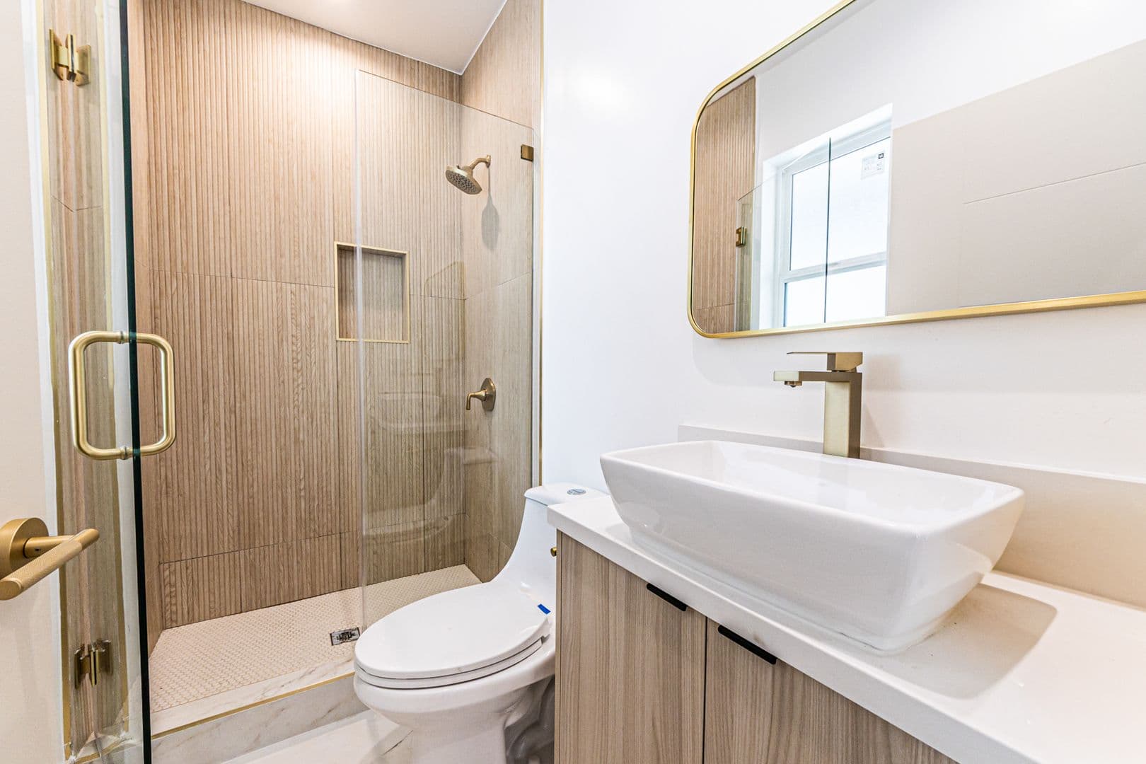 Los Angeles Apartment: 240 N Dillon St