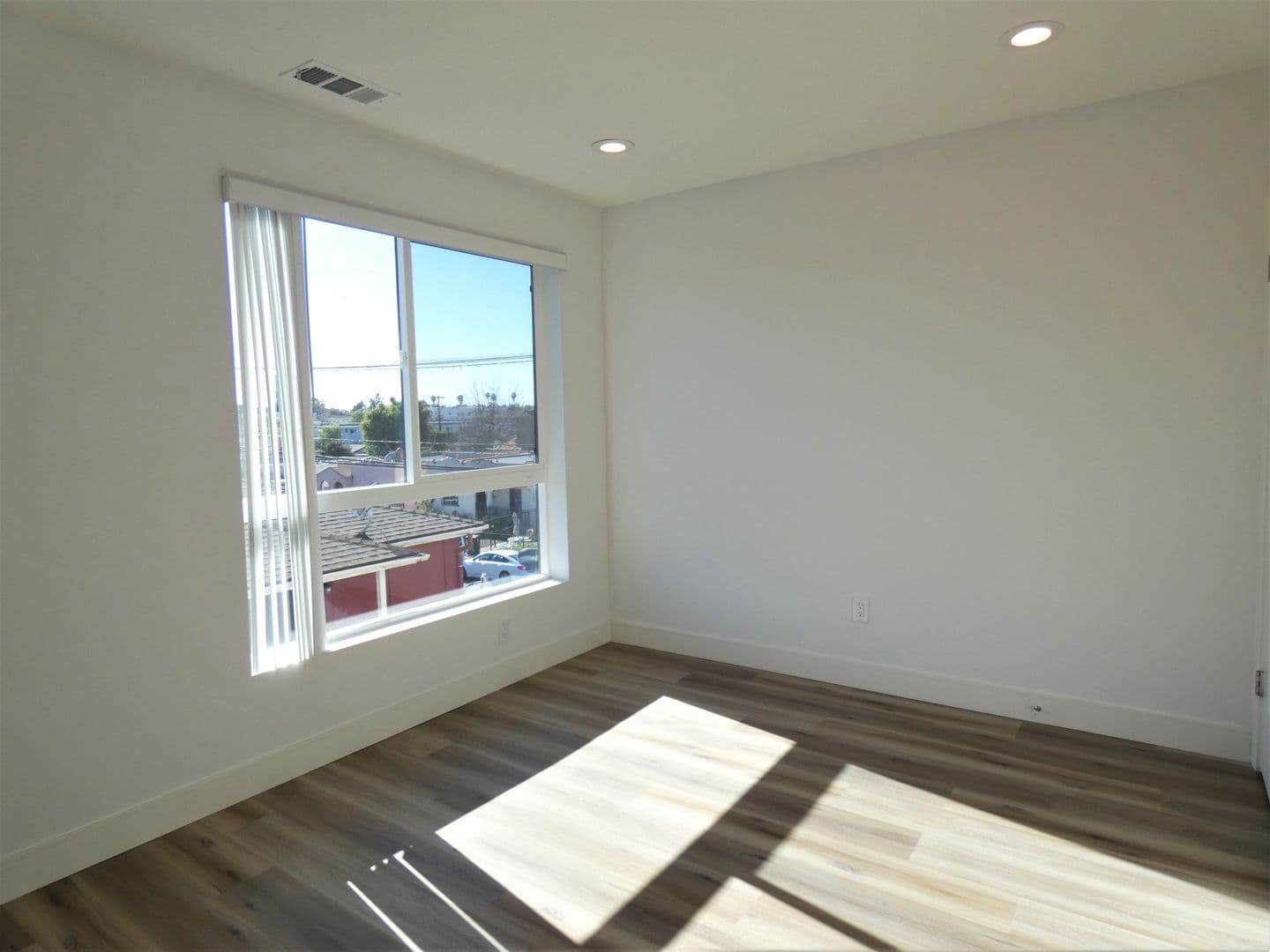 Los Angeles Apartment: 2042 S Burnside Ave