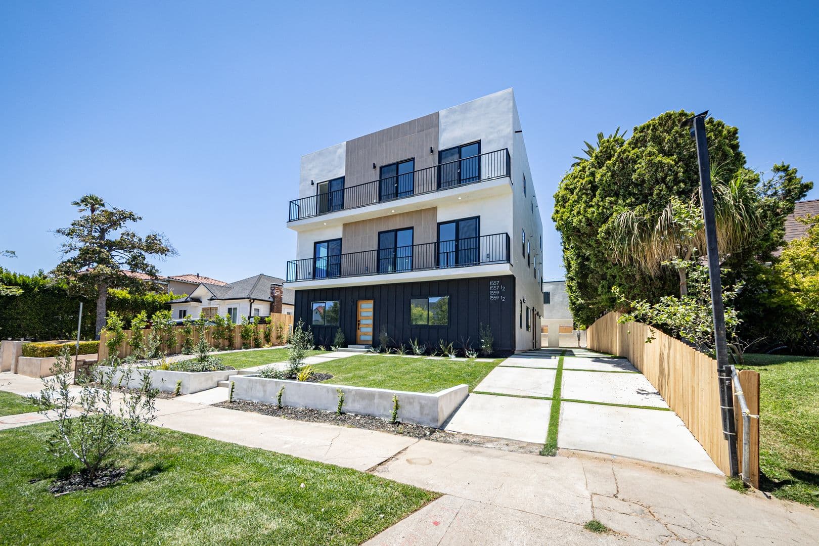 Los Angeles Apartment: 1557 S Ogden Dr