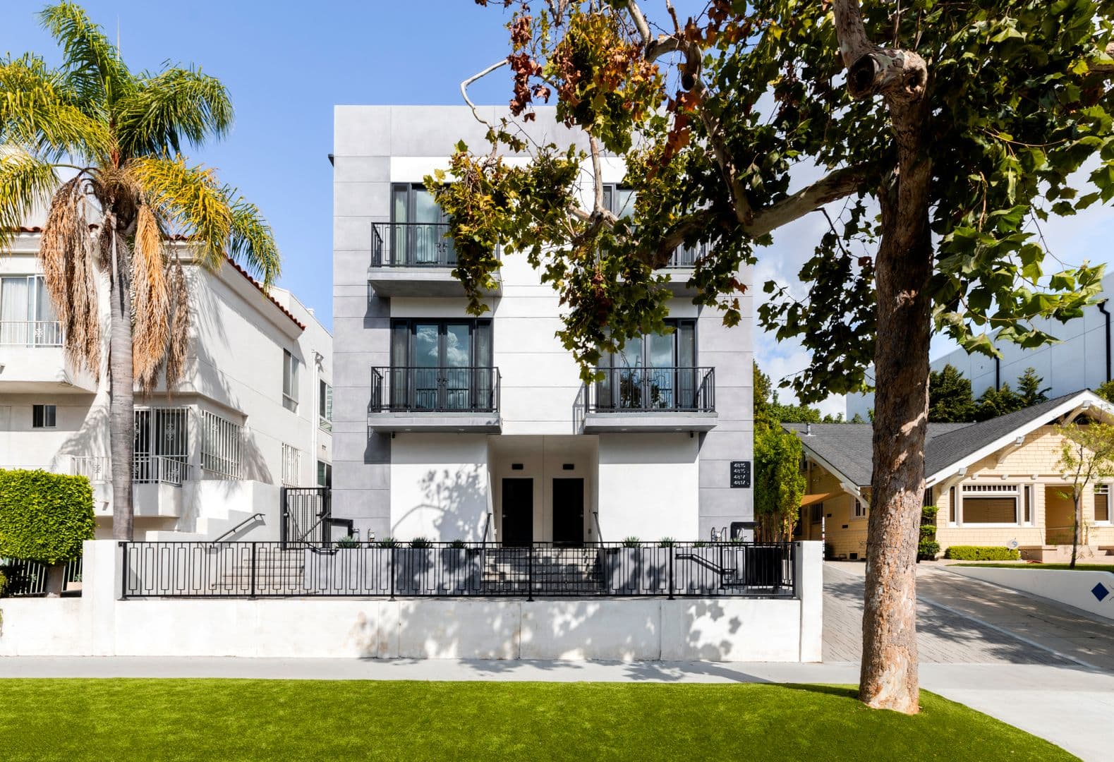Los Angeles Apartment: 4815 Elmwood Ave