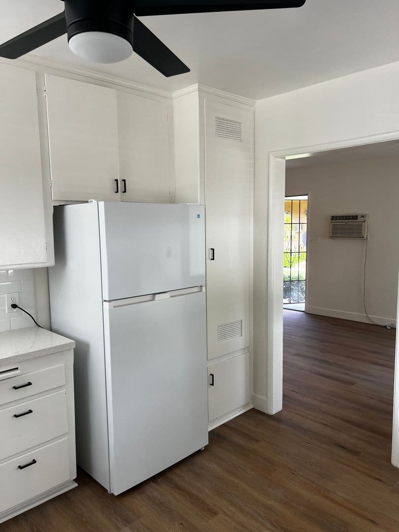 Burbank Apartment: 7603 North Hollywood Way