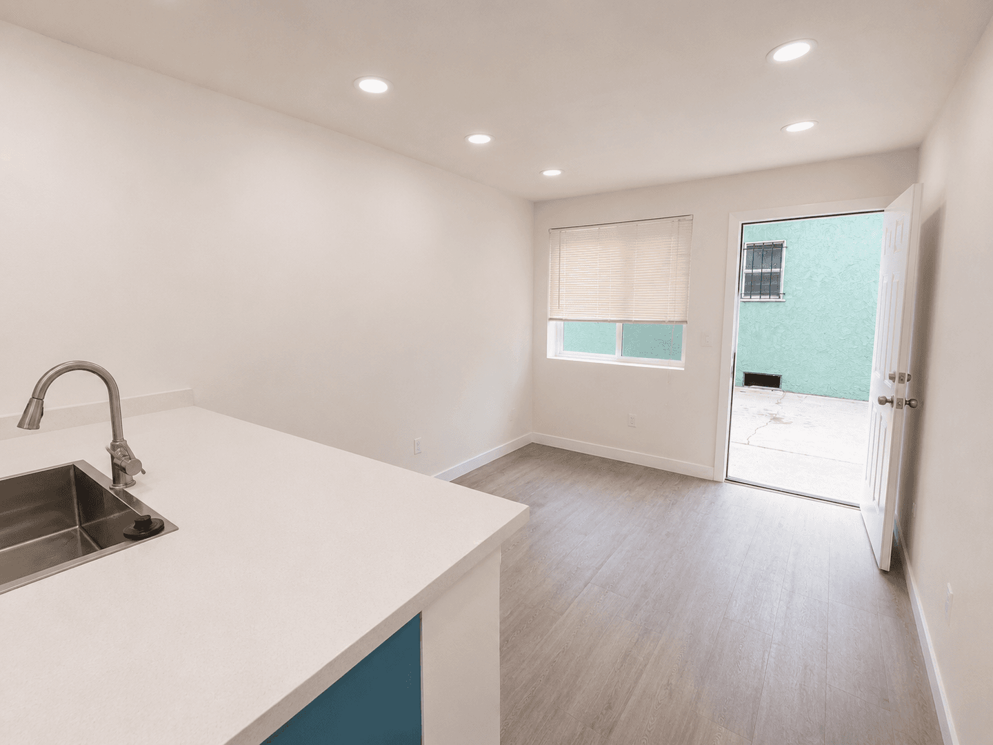 Los Angeles Apartment: 537 W Colden Ave