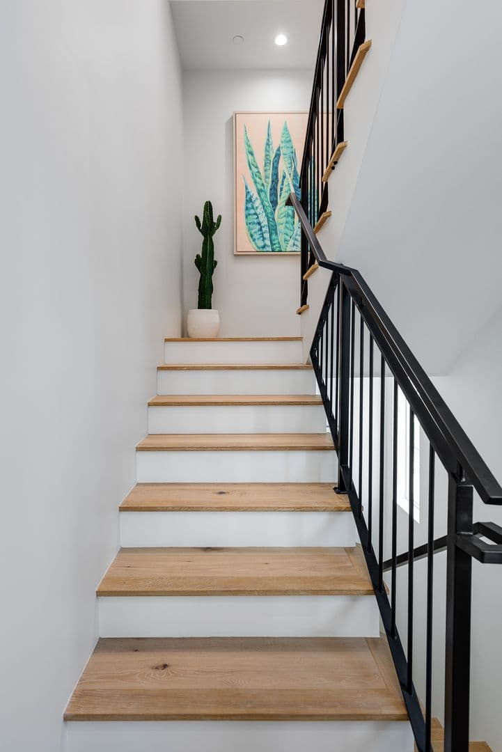Los Angeles Apartment: 2820 Rowena Ave