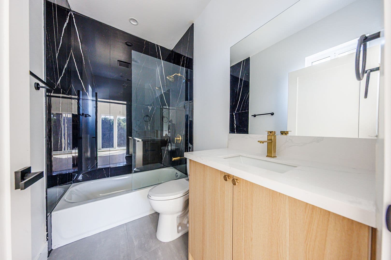 Los Angeles Apartment: 3442 West Blvd
