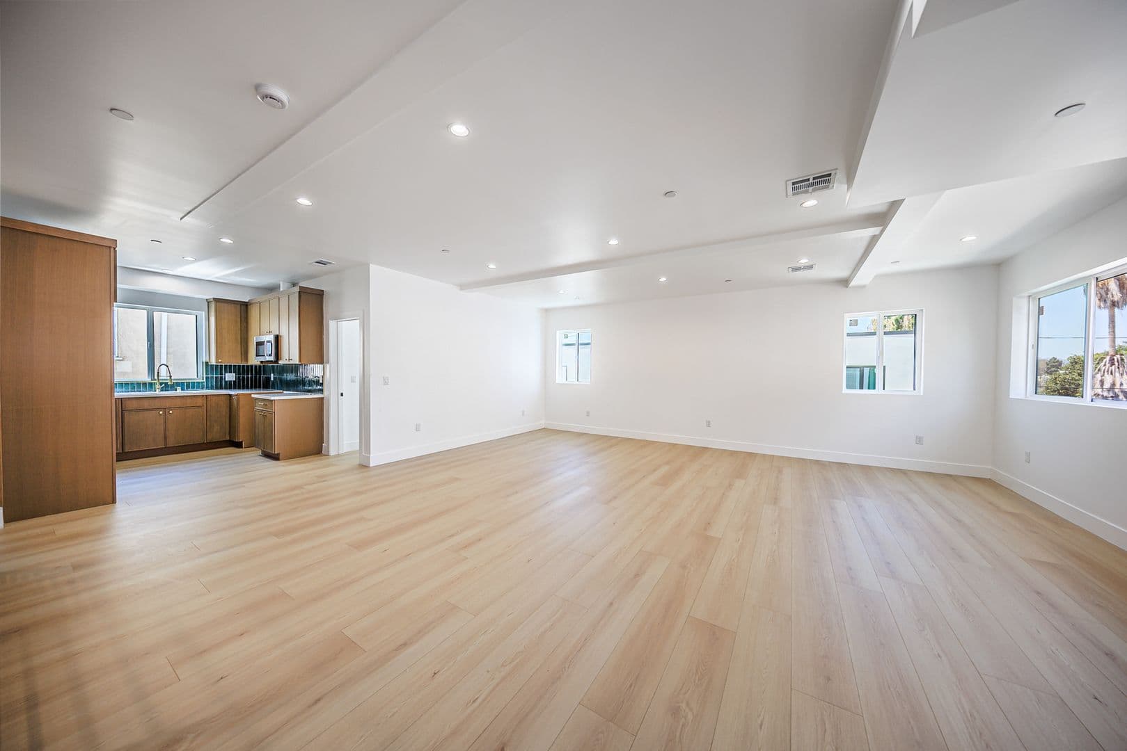 Los Angeles Apartment: 1259 S. Longwood Ave