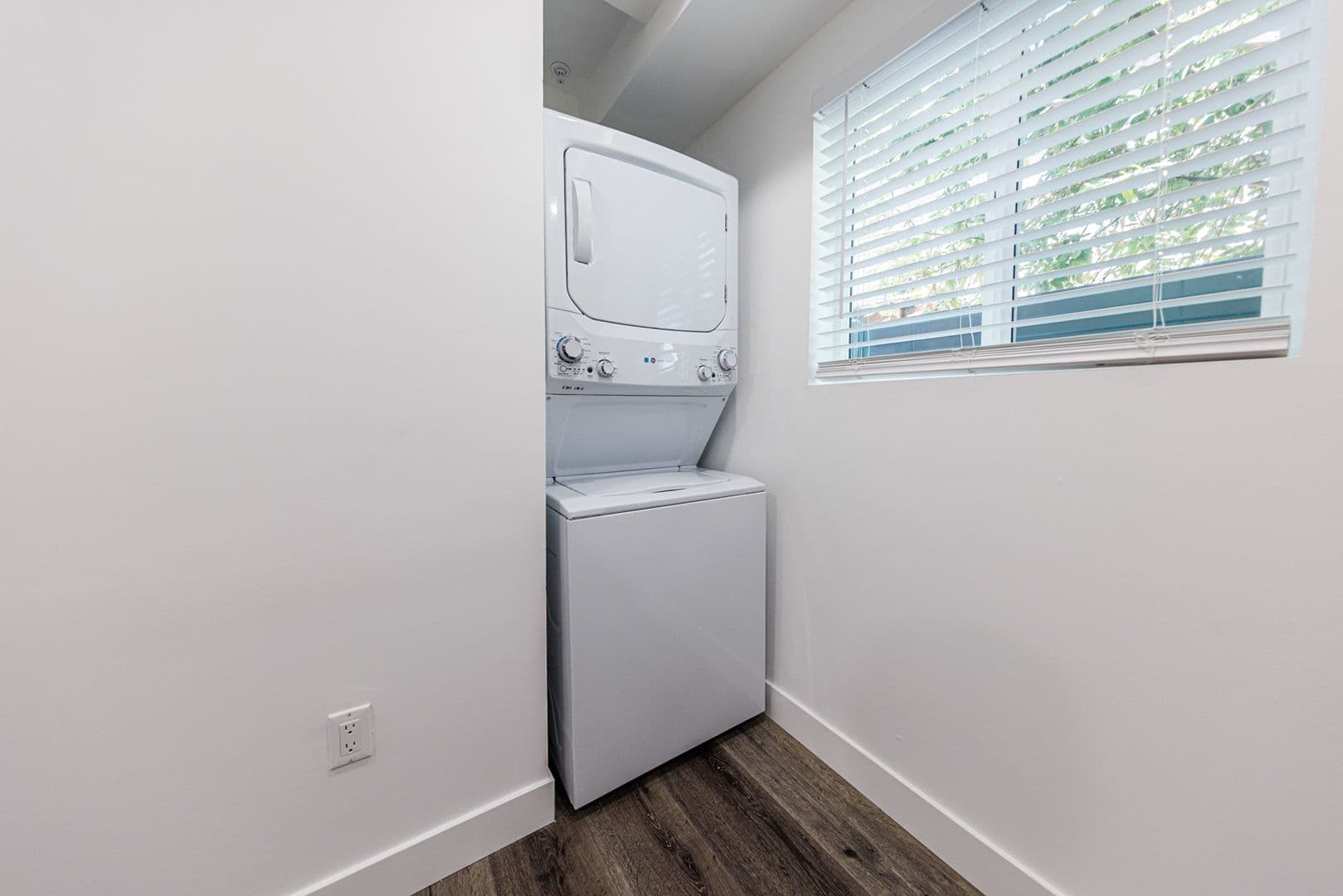 Los Angeles Apartment: 3015 Alsace Ave