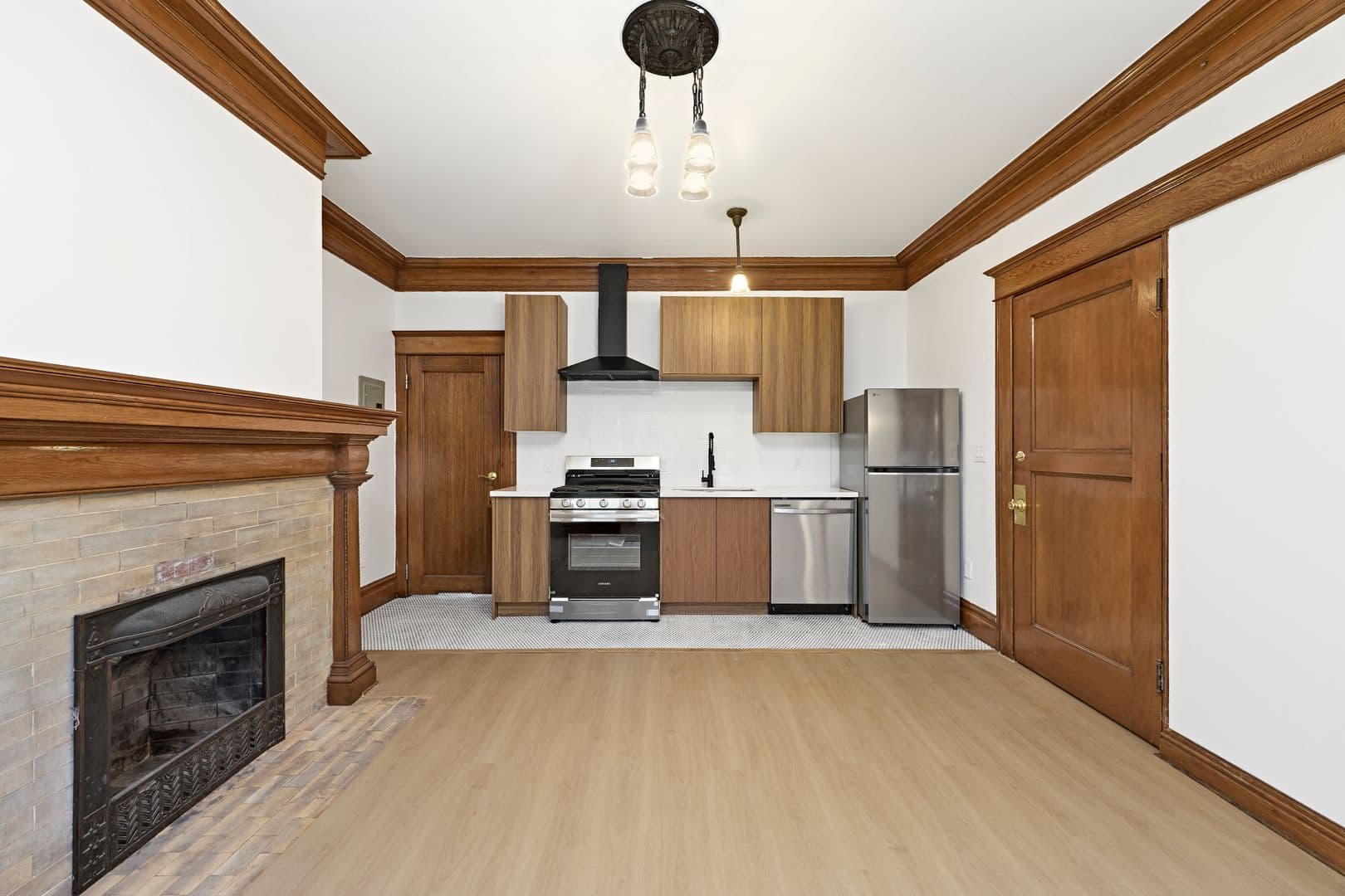 Los Angeles Apartment: 2703 Raymond Ave