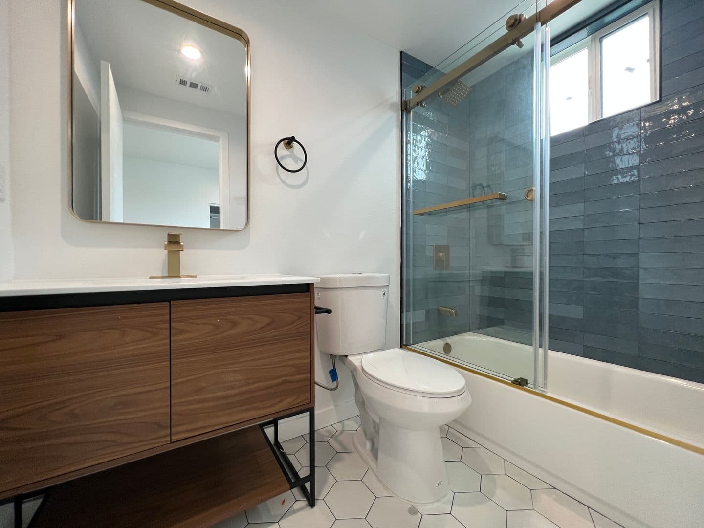 Los Angeles Apartment: 5526 Blackwelder St