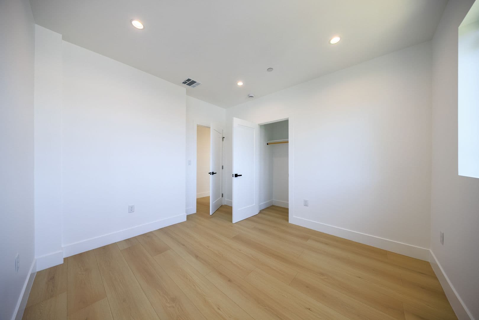 Los Angeles Apartment: 1259 S. Longwood Ave