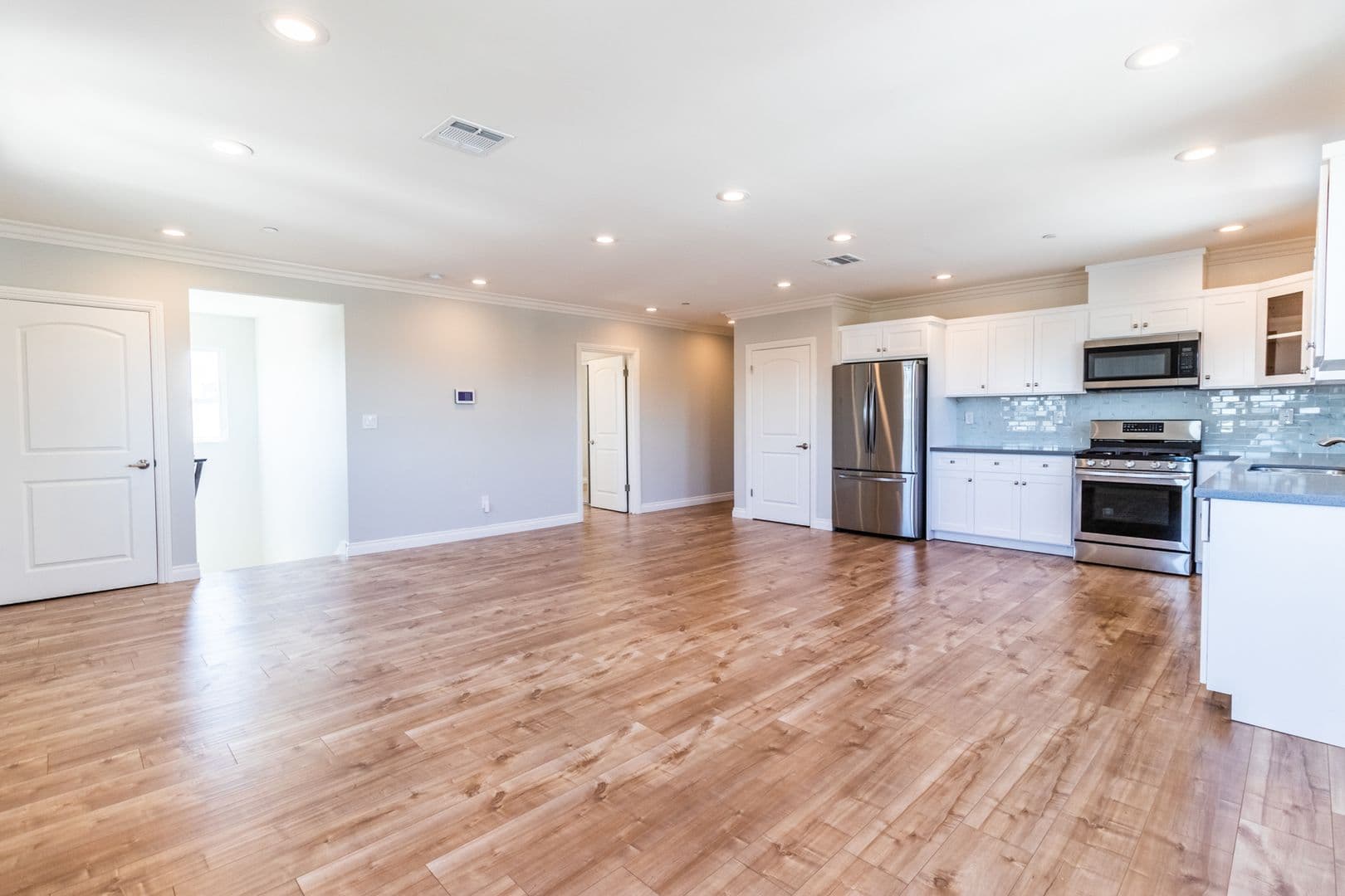 Los Angeles Apartment: 1737 S Longwood Ave