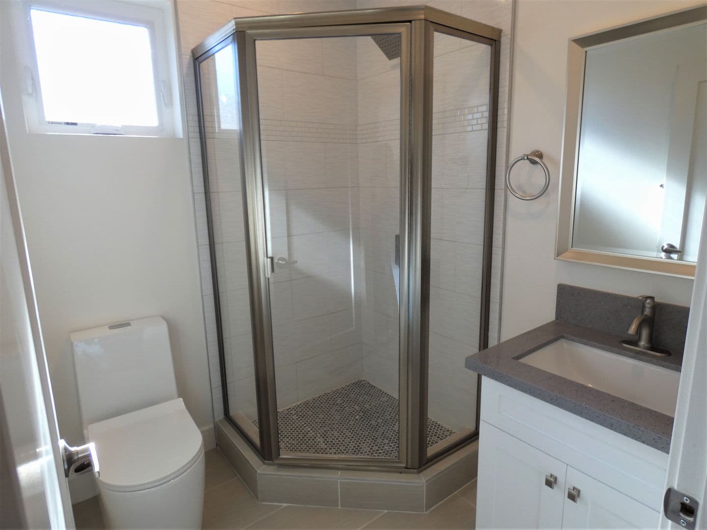 Los Angeles Apartment: 2042 S Burnside Ave