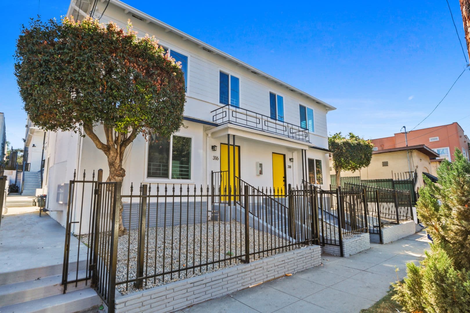 Los Angeles Apartment: 318 Columbia Ave