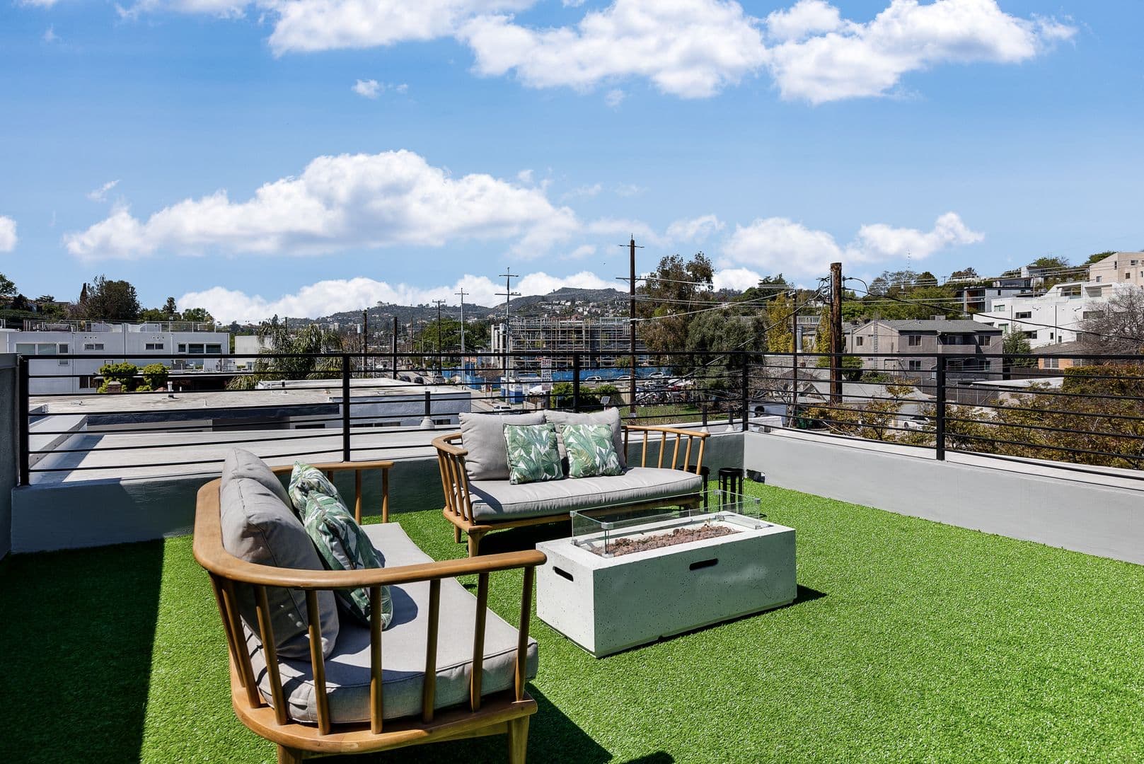 Los Angeles Apartment: 2820 Rowena Ave
