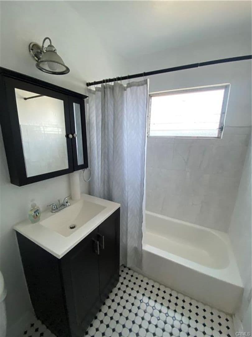 Los Angeles Apartment: 5832 Camerford Ave