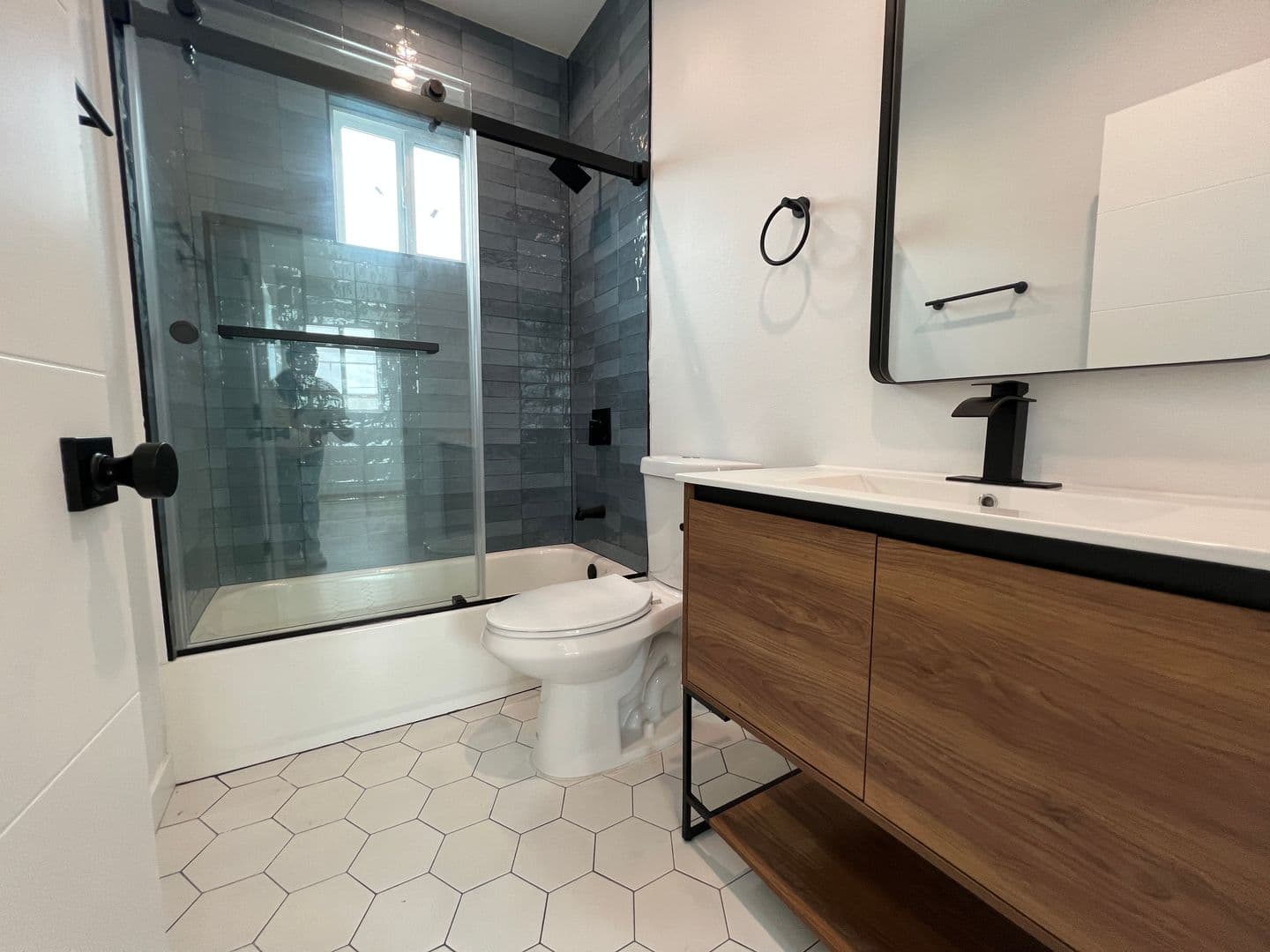 Los Angeles Apartment: 5526 Blackwelder St