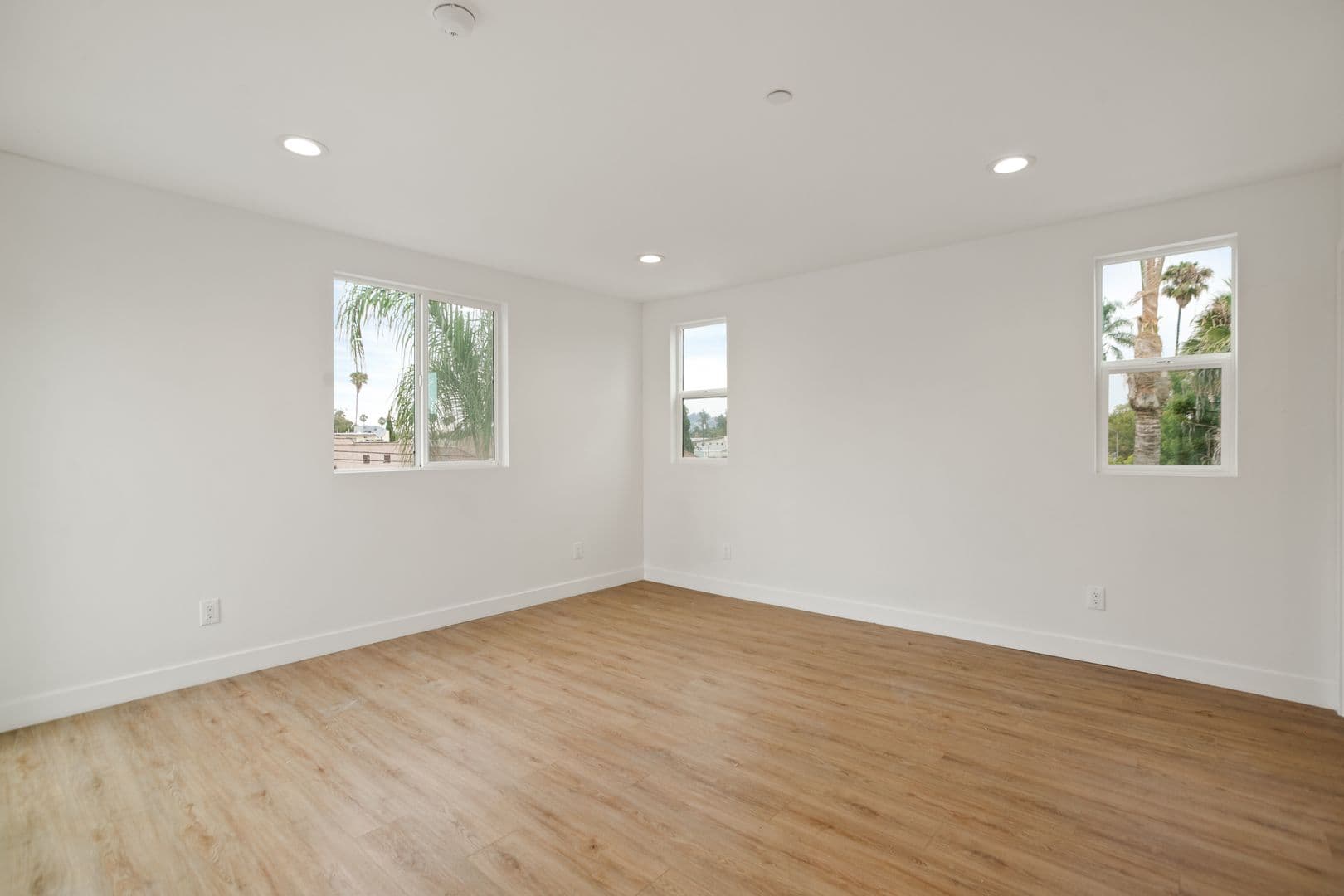 Los Angeles Apartment: 443 N Heliotrope Dr
